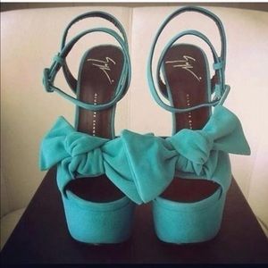 Bow sandals